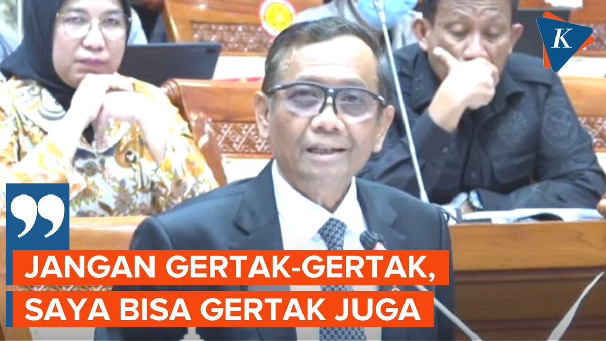Menko Polhukam Mahfud MD menggertak Anggota Komisi III DPR RI Fraksi PDI-P Arteria Dahlan terkait dengan temuan transaksi mencurigakan Rp 349 T, Rabu (29/3/2023). "Jangan gertak-gertak, saya bisa juga gertak saudara karena menghalangi penyidikan," ujar Mahfud. < #MahfudMD #DPR