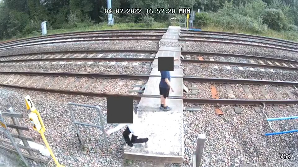 😱 Shocking CCTV footage of children misusing a level crossing in Grove, Oxfordshire. ❌ The railway is NOT a playground! 🙏 PLEASE remind your children about the danger of playing near the railway: ➡️ #LevelCrossings #Safety