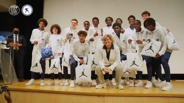 ๐๐๏ธ๐ฃ๏ธ Le Paris Saint-Germain et Promรฉthรฉe รducation ont organisรฉ la finale interne du concours d'รฉloquence du Centre de Formation en prรฉsence de notre Titi Presnel Kimpembe au Parc des Princes โค๏ธ๐ Les plaidoiries de nos U16 portaient sur โLa lutte contre les discriminations".