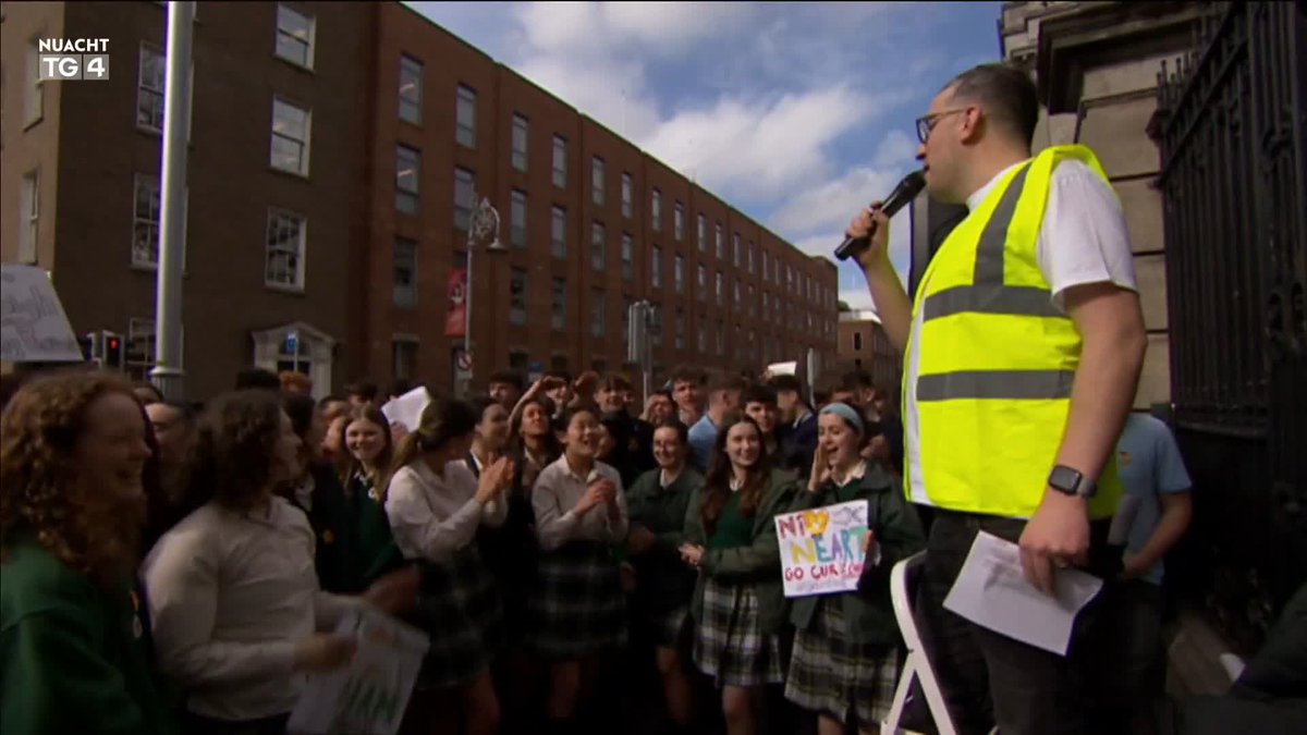 FÍSEÁN Na céadta i mbun agóide taobh amuigh den Dáil ag éileamh polasaí nua Gaeilge sa chóras oideachais