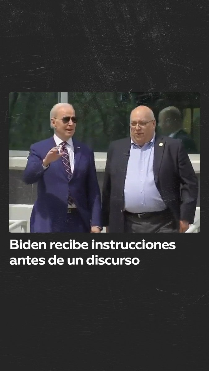 Graban a Biden recibiendo instrucciones antes de su discurso