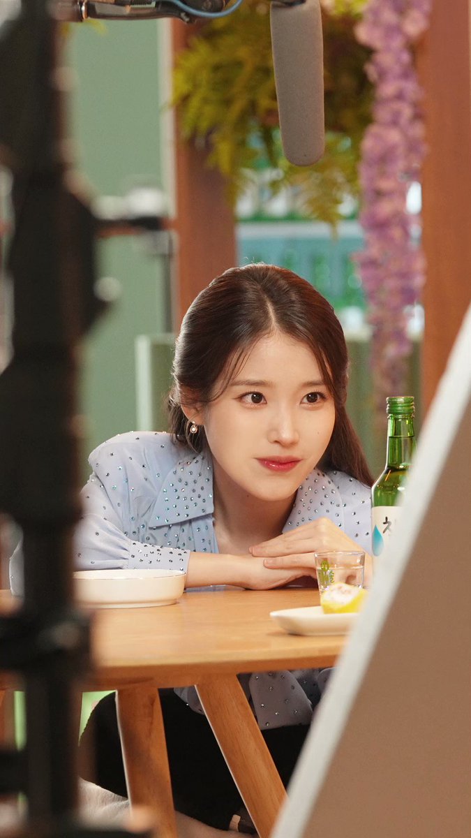 요정님과 이슬이가 만나 완성한 이슬자리💫 ⠀ 반짝반짝 빛나는 요정님의 미모로 눈을 뗄 수 없던 참이슬X아이유 TVCF 촬영 현장 비하인드! 🎬 ⠀ 지금 바로 영상에서 만나보세요💚 ⠀ #이슬자리_이술자리✨ #오늘도_내일도 #요정님은_리즈갱신 #참이슬 #아이유 #IU