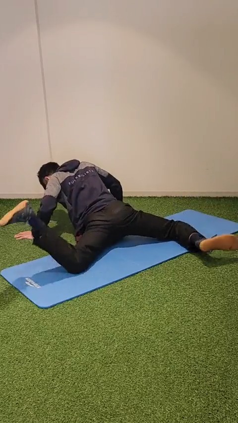 体が動かなくなる大きな原因。 衰えじゃない。 日々の生活で姿勢が崩れ重力に潰され関節が動けなくなったからだ。股関節にも顕著に出ている。 特に股関節の伸展。 重力を使って伸展方向へ圧をかけつつ捻る動きを引き出していこう。このとき仙骨に乗ること。腰椎から反る悪習慣を消すのも目的だ。