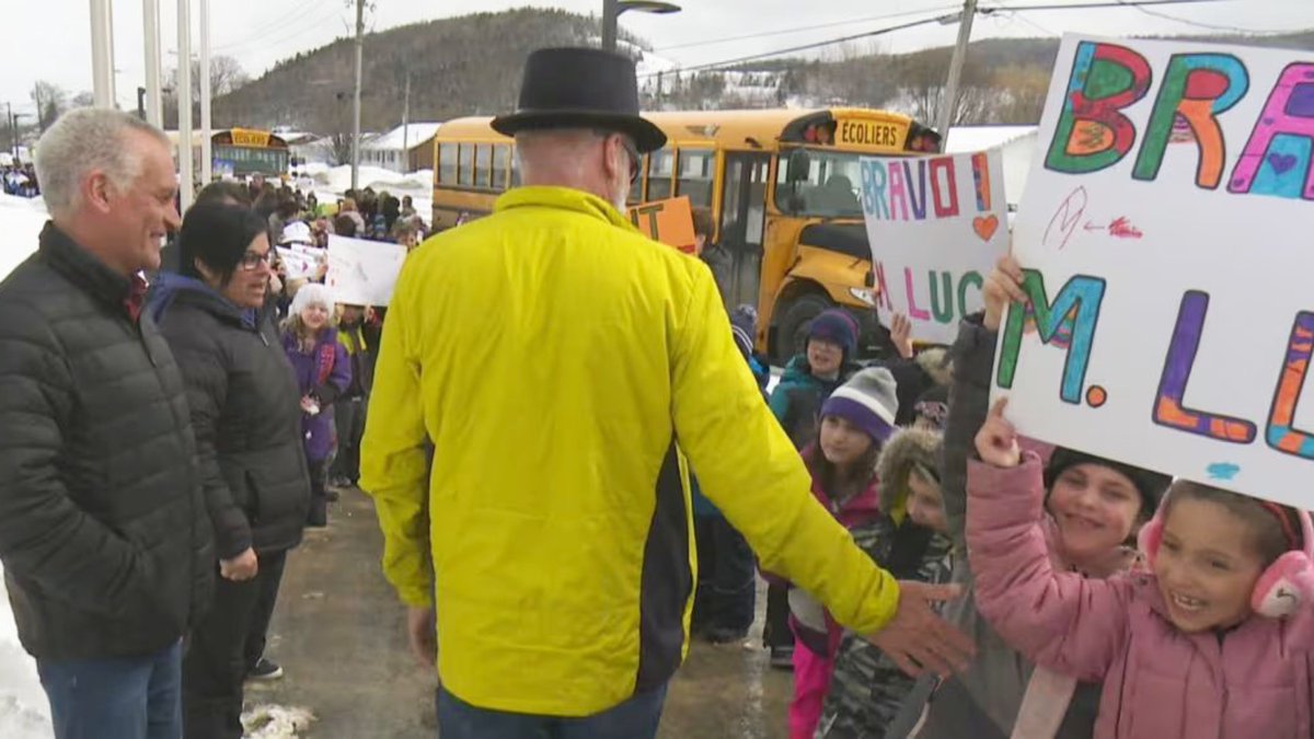 #TheMoment a school bus driver received a hero’s welcome after returning from Mount Everest.