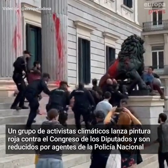 Deberían rentenerles un 20% de su sueldo extra hasta pagar la limpieza. Así la próxima vez se lo pensarían dos veces antes de hacer el idiota.