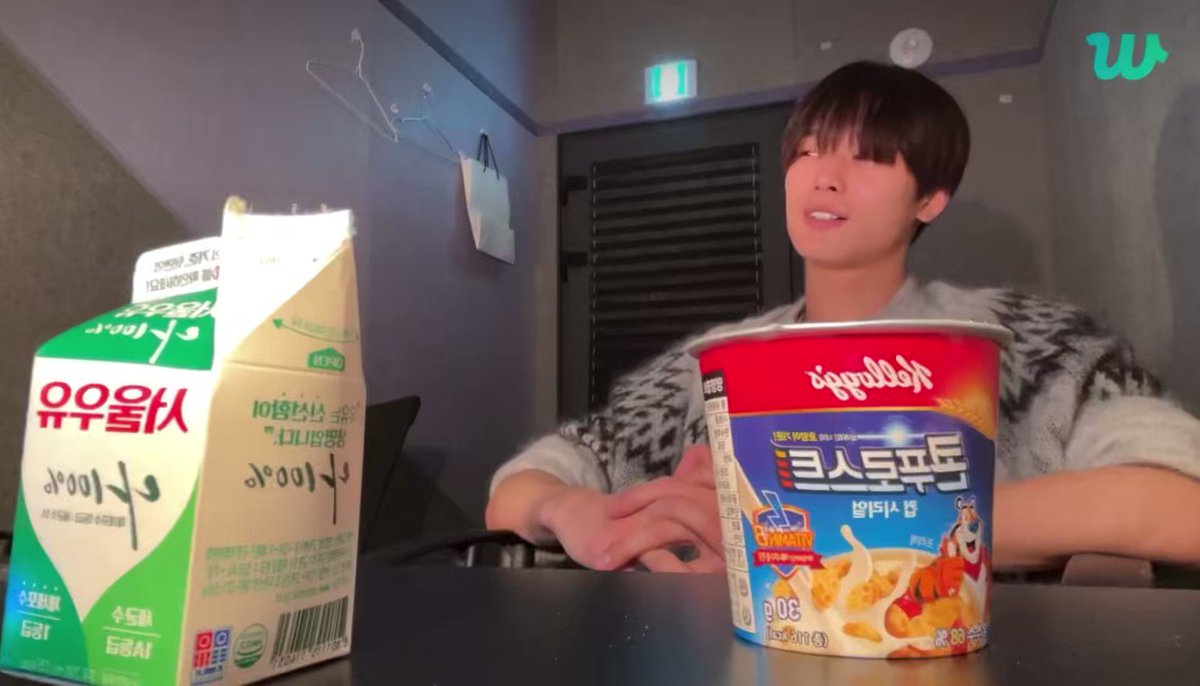 > ...... 지금!!!!!! < 아 여기 너무 웃겨 밑에는 눅눅하고 위에는 바삭한 시리얼 만드는 타이밍