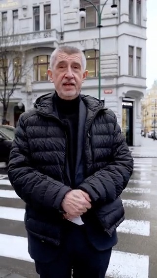 Zdravím Twitter. Musím vás zklamat, zase jste byli mimo 🙈 Tady je video přímo z Pařížské.