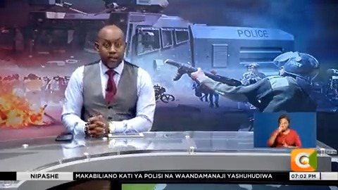 Kilio cha kina mama: Kina mama warai polisi kusitisha kurusha vitoa machozi Mathare. Walisema vitoa machozi vimewaathiri watoto walio nyumbani. Polisi waliwasikiza huku waandamanaji wakishauriana nao #CitizenNipashe Nimrod Taabu