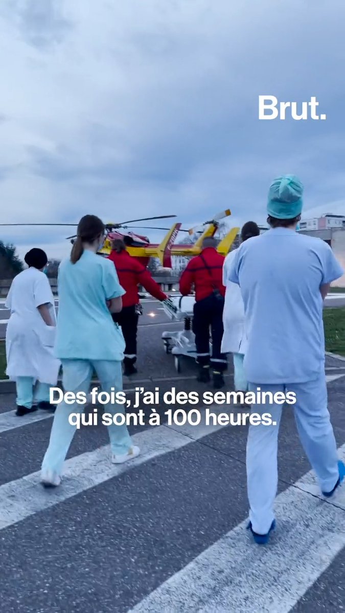 "Physiquement, je tiens parce que j'aime ce que je fais." Clémence est interne en gynécologie. Encore étudiante, elle alterne entre ses cours de médecine et ses longues journées de travail à l'hôpital. Brut l'a suivie.