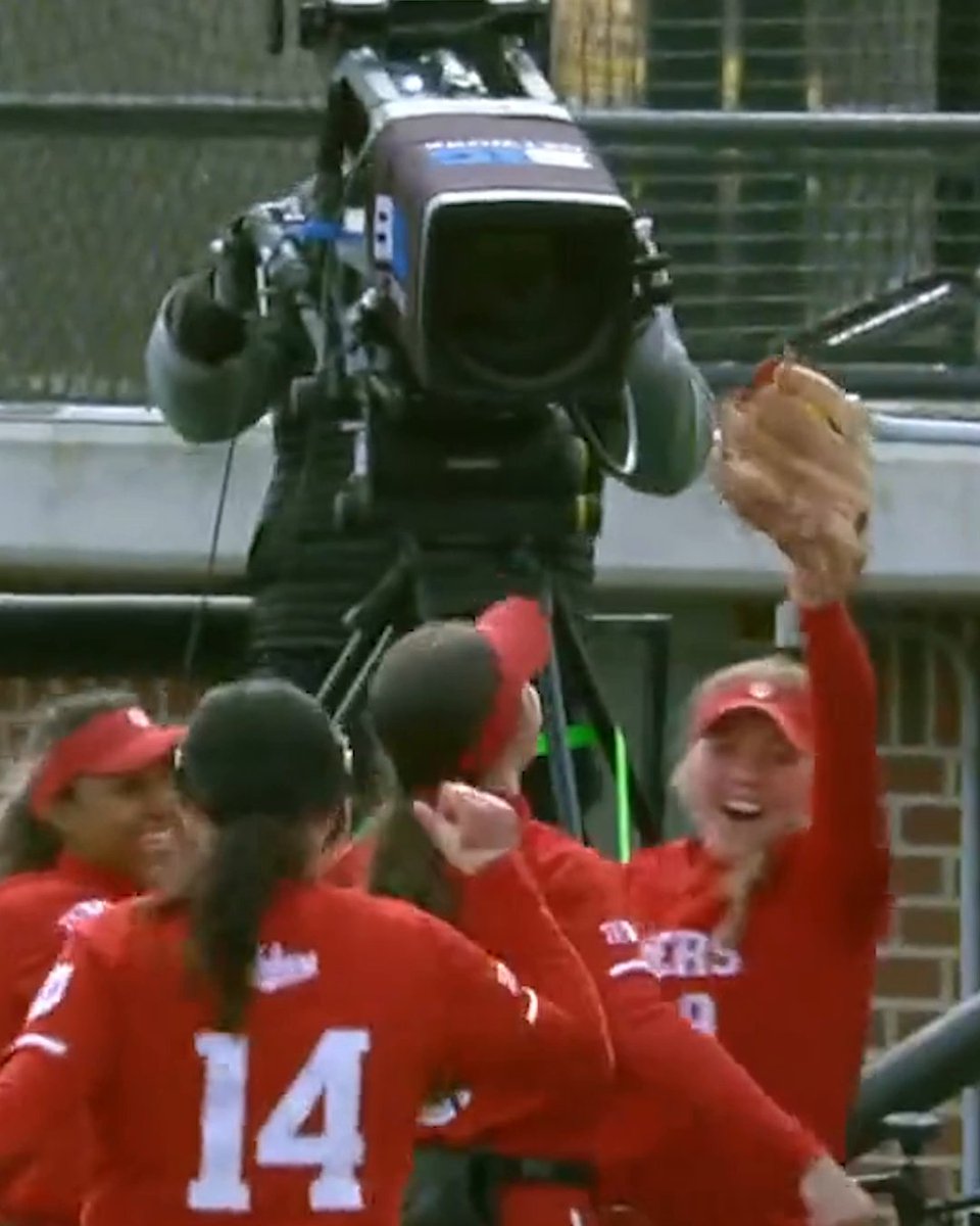 Taryn Kern with a ridiculous catch! 😱 (via @indianasb)