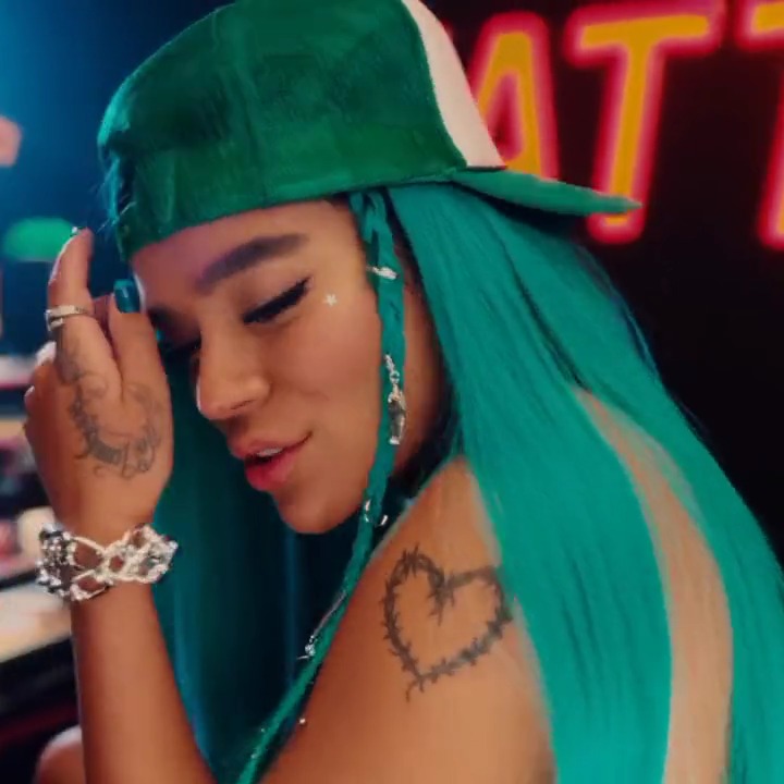 Karol G definitivamente rompió con este verso! 🤤🔥