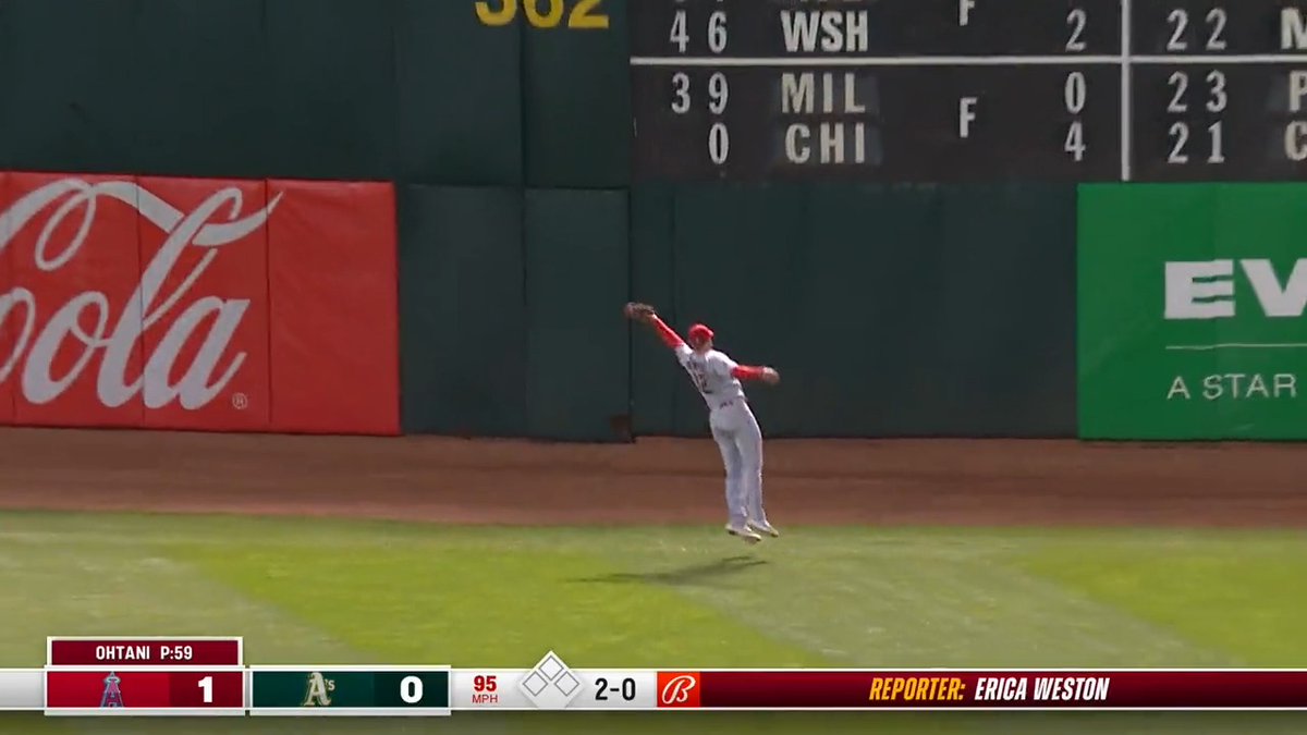 WHAT A NO-LOOK CATCH 🤯 (via MLB)