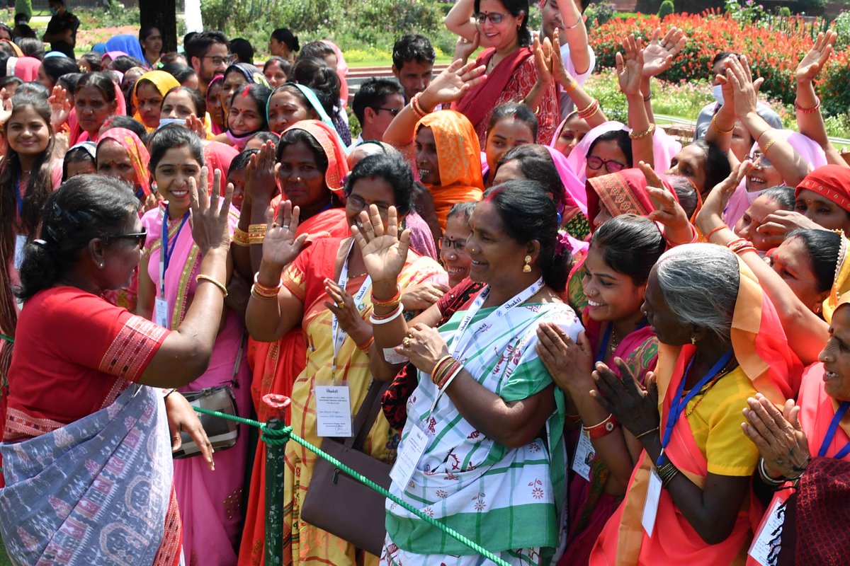 On a special invitation by President Droupadi Murmu, members of women Self Help Groups including tribal communities from across the country, visited Amrit Udyan. The President welcomed them to Rashtrapati Bhavan and interacted with them. Rashtrapati Bhavan Visit