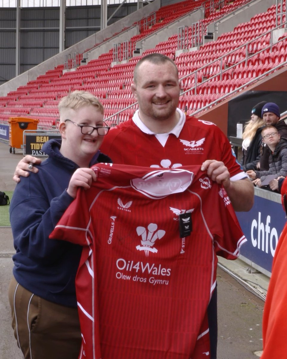 🤝 Cai meet Ken! Looking forward to seeing Cai run out with us this evening, give him a big cheer!! Edrych ymlaen i weld Cai yn rhedeg mas gyda Ken heno #YmaOHyd