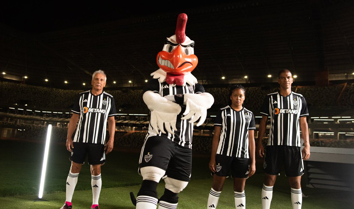 Chegou a roupa de ficar em casa, Massa! 🖤🤍 O manto do Galo pra 2023 é uma homenagem pro no nosso novo lar! Arena MRV Pode chegar e ficar à vontade em