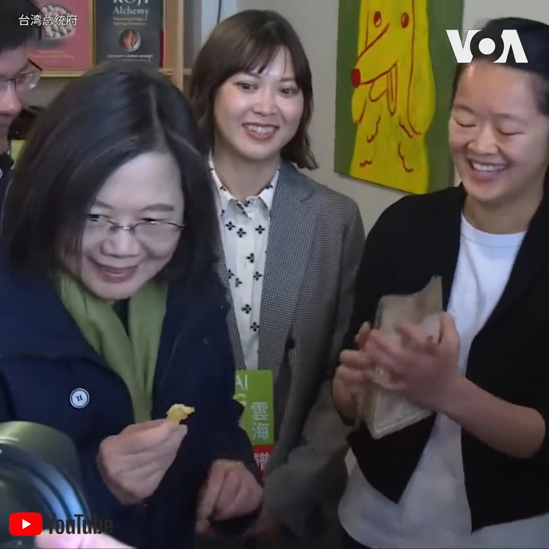 台湾总统蔡英文过境美国纽约,30日走访了台美青年创办的「云海严选」柑仔店和临近的「Win Son Bakery盈成烘焙坊」,随后她与来自各行各业的台美青年座谈,听取他们在美国的经历。蔡英文总统的这次「民主伙伴共荣之旅」将访问危地马拉和贝里斯,返程时她将过境加州洛杉矶。