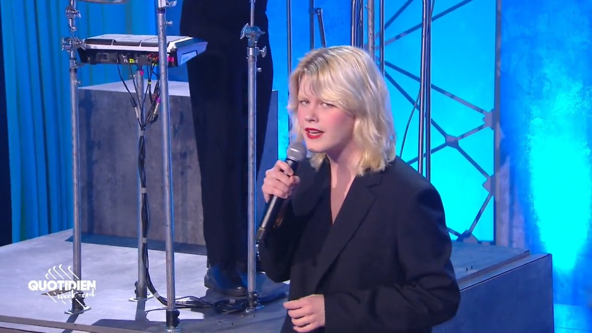 Zaho de Sagazan vient de fêter ses 23 ans et on la compare déjà aux plus grands. Elle interprète « Tristesse » sur la scène de #Quotidien 🤩