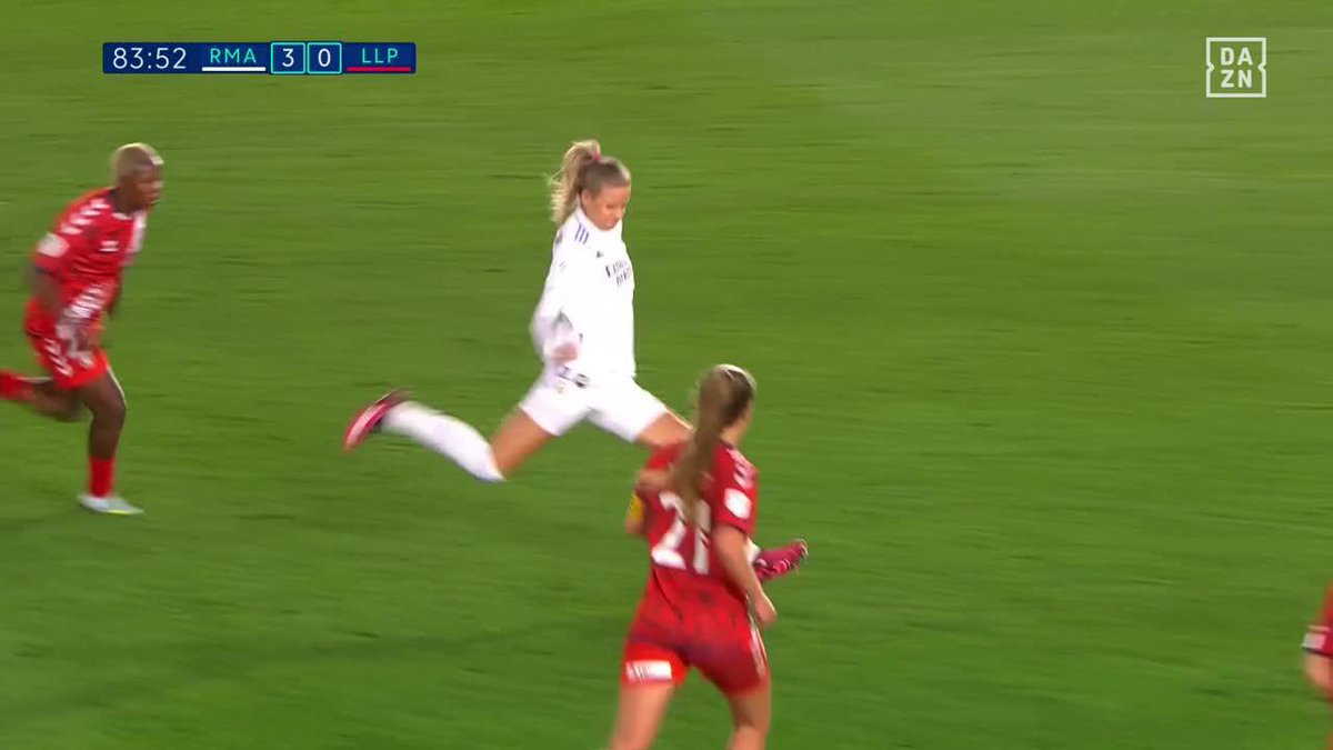 ¡UN ZAPATAZO BRUTAL! 🚀 Una obra maestra de Caroline Møller... ¡DESDE UNOS 40 METROS! 🔥 ¡Qué golazo del Real Madrid C.F.! #LigaFenDAZN ⚽