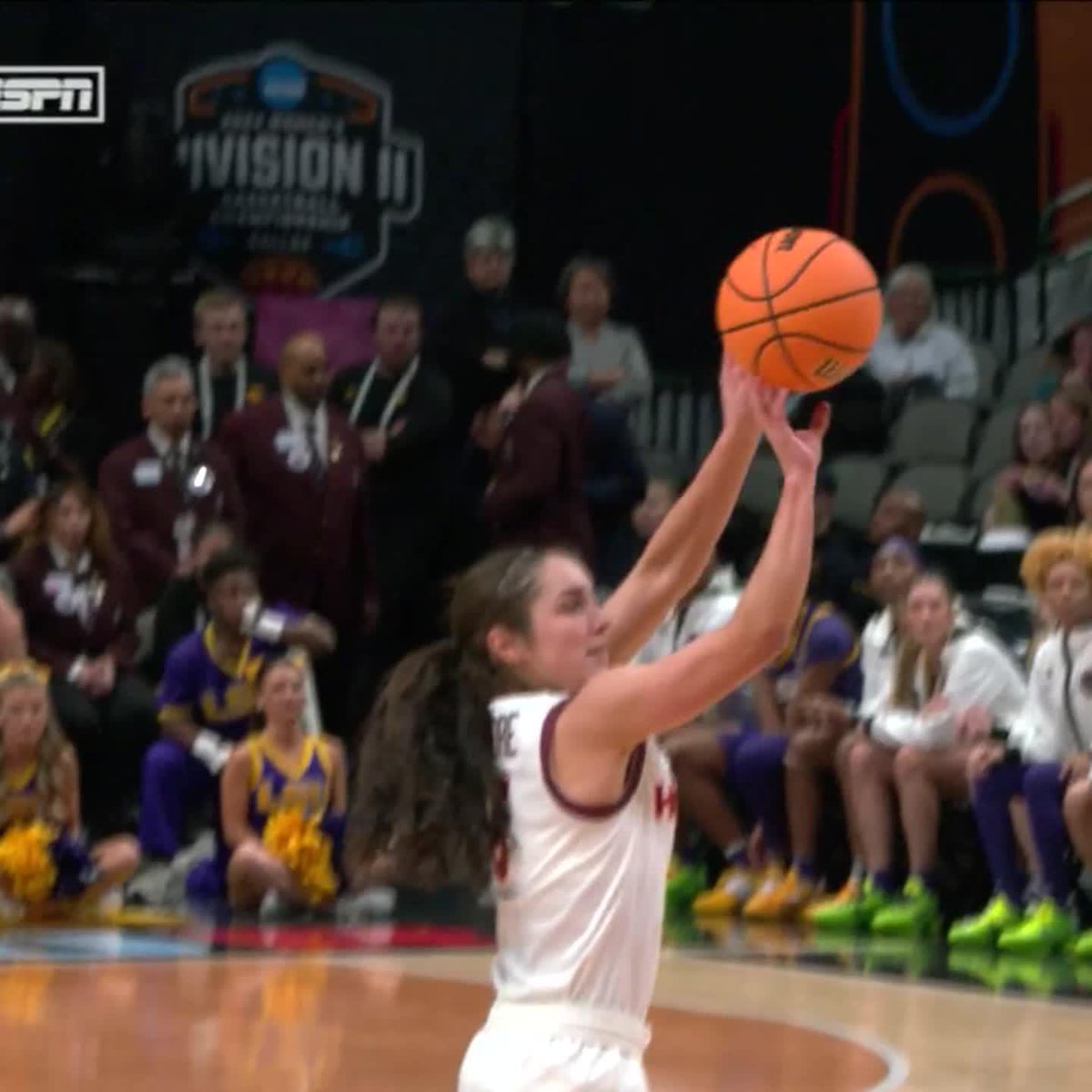 GEORGIA AMOORE BREAKS THE NCAA TOURNAMENT RECORD FOR MADE 3-POINTERS 🎯