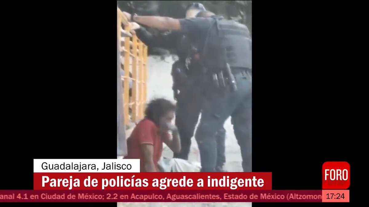 Fue captada una pareja de policías de #Guadalajara, #Jalisco, golpeando a una persona en situación de calle. Ccp: Enrique Alfaro.