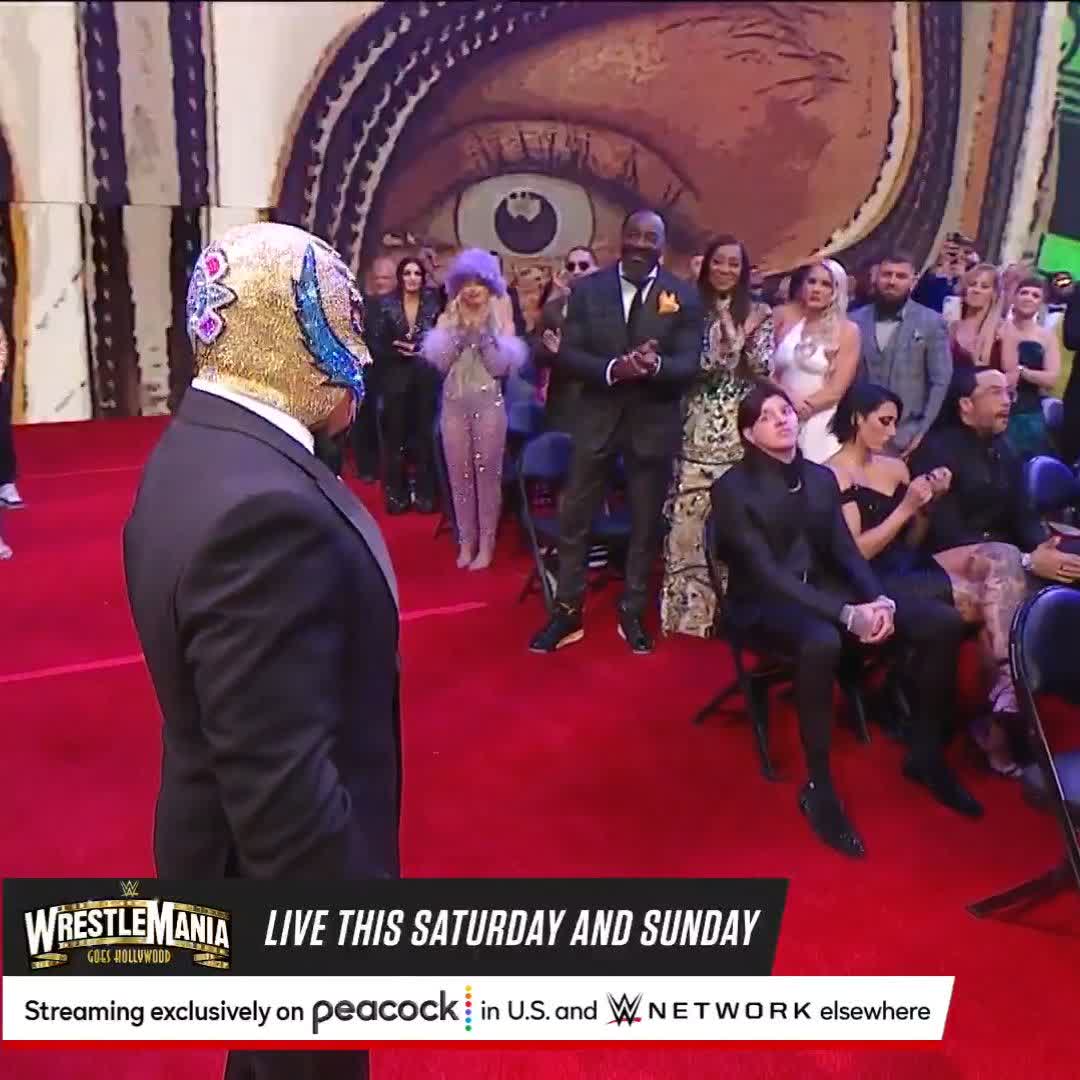 EVERYBODY is on their feet for ♛Rey Mysterio❔! Well, almost everybody... 👀 #WWEHOF