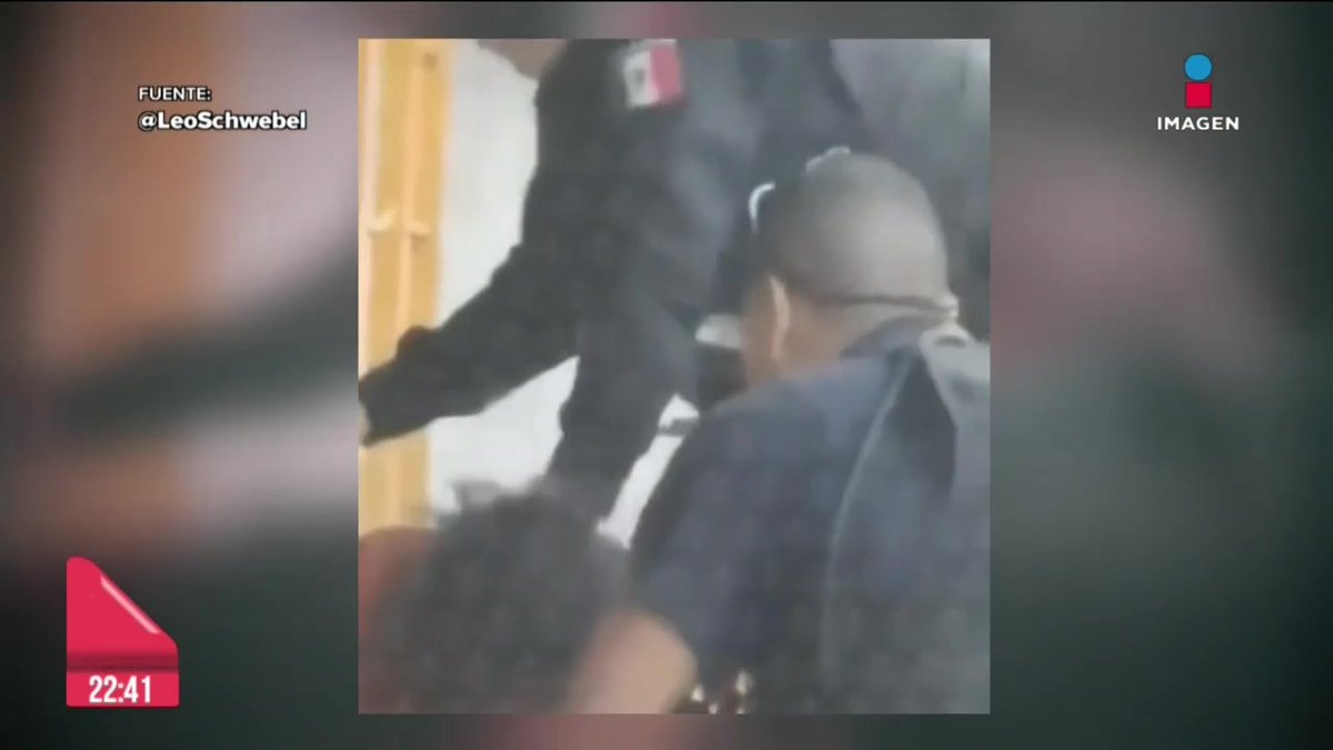 Dos policías municipales en #Guadalajara fueron grabados mientras golpeaban a un indigente en la colonia Moderna. Uno de los oficiales lo patea en la cara y después lo agreden con un aparato de descargas eléctricas. Ambos elementos ya fueron suspendidos: