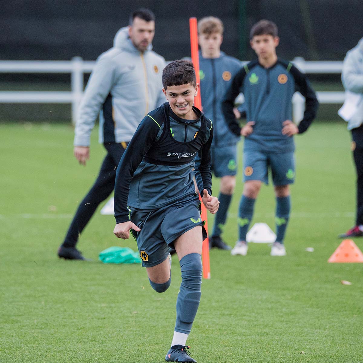 Our latest coaching course on counter-attacking, starts with a topic-relevant warm-up led by Wolves Academy sport scientist Jake Reeve... 🏃♂️🐺 #WWFC