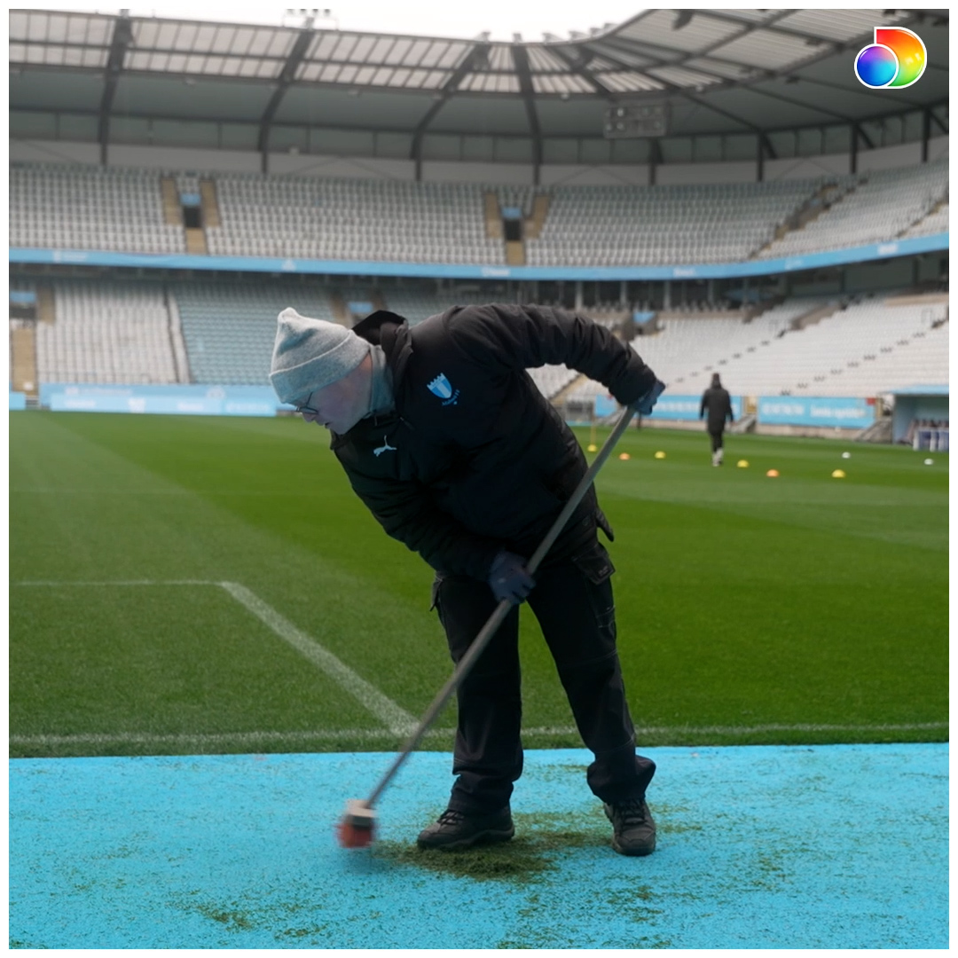 ”Vi får nästan tvinga honom att ha semester.” Christoffer Carlsson har funnit sin plats, som planskötare för Malmö FF. Där vill han jobba tills han går i pension. Vi följde med under arbetet inför premiären.