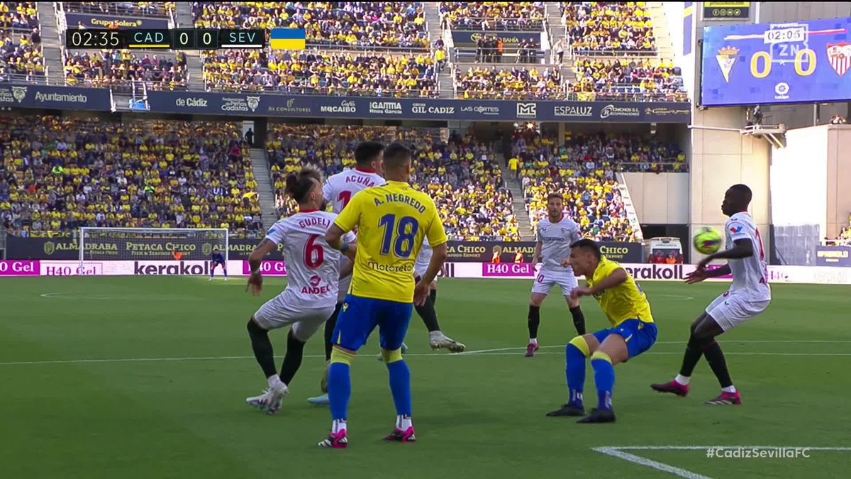 El Cádiz Club de Fútbol pidió penalti por mano de Pape Gueye. Soto Grado y el VAR no consideraron punible la acción en el área del Sevilla #LaLigaEnDAZN ⚽