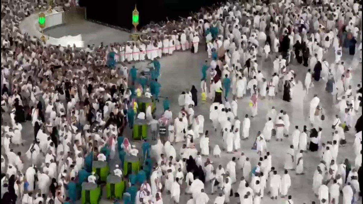 في تنظيم مُميز وعمل مُشرِّف .. شاهد .. الاتقان والدقة والسرعة خلال عملية تنظيف صحن المطاف بـ المسجد الحرام رغم حشود الآلاف من المعتمرين والزوار . -