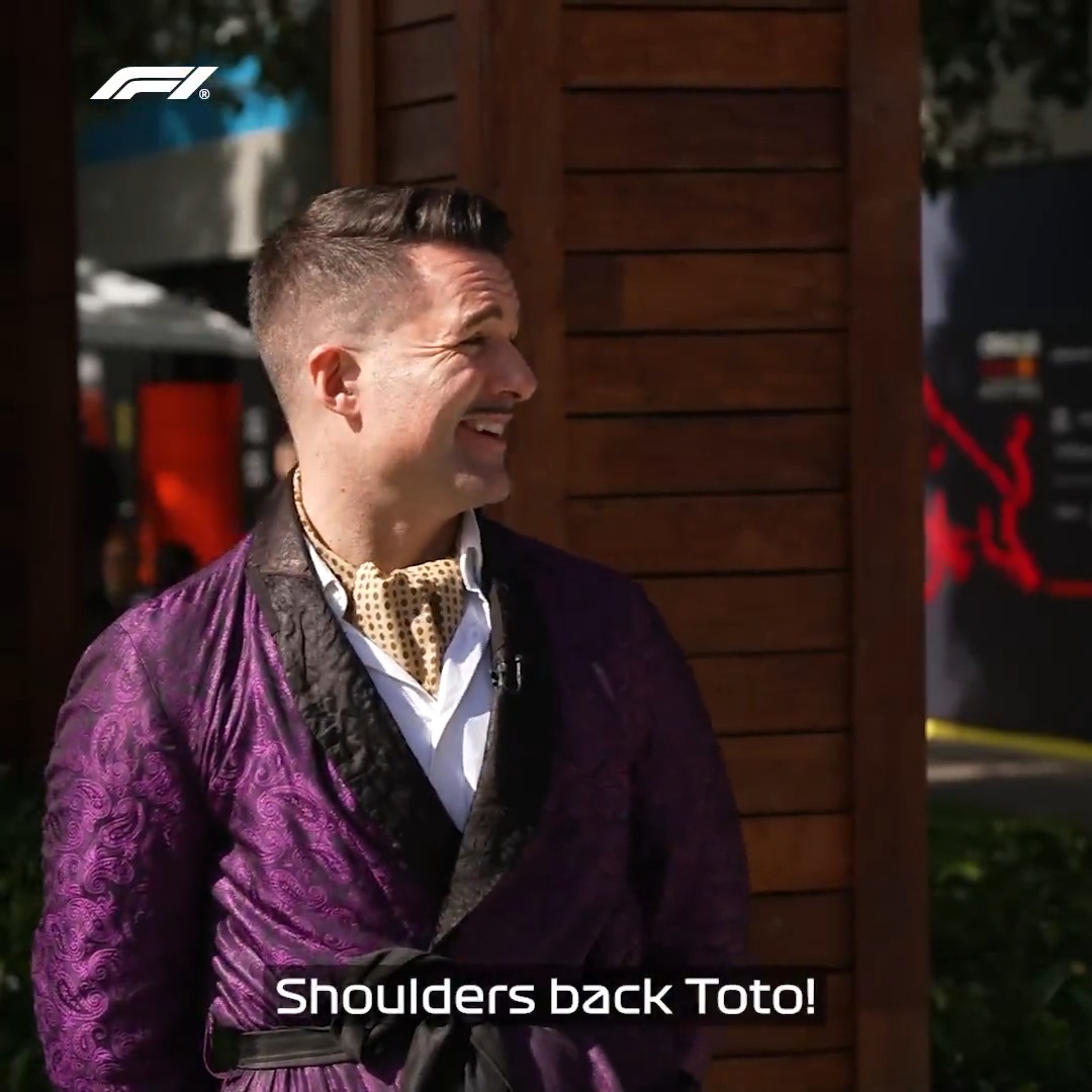 "Shoulder's back, Toto!" The drivers and team bosses have never had a welcome like this 😁 #AusGP Troy Hawke