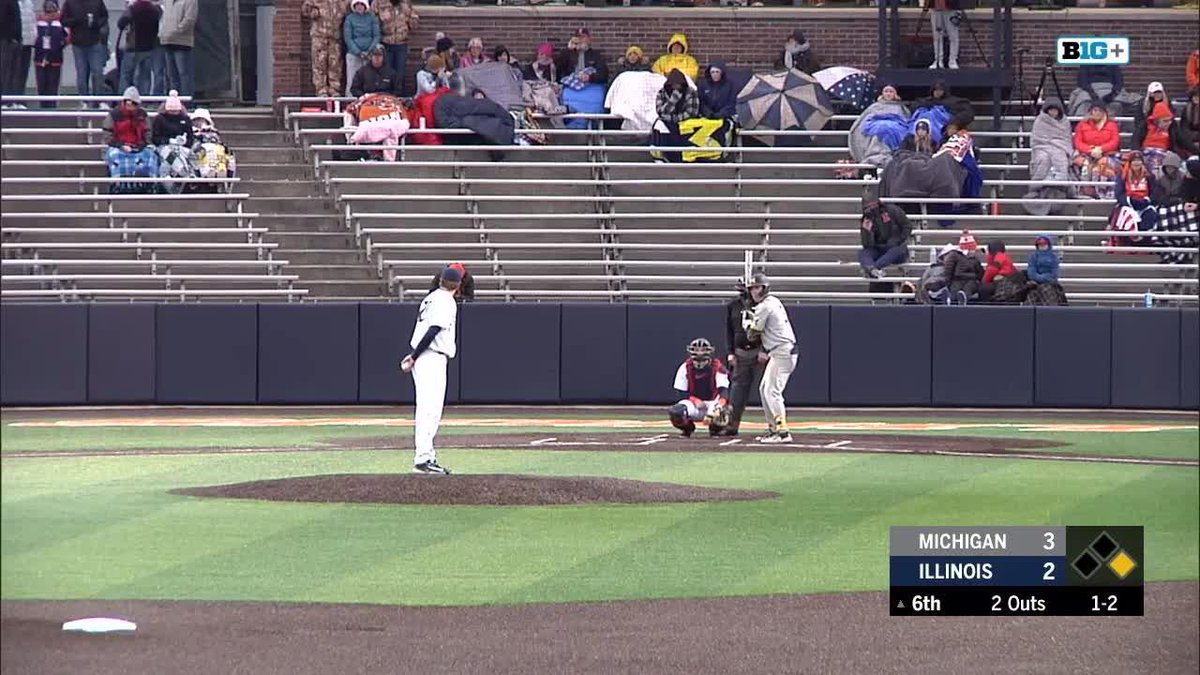 M6 | Connor makes a spectacular diving catch to end the inning! #Illini 2, Michigan 3