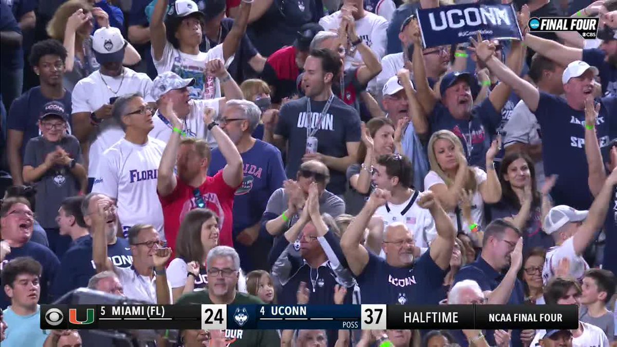 ALEX KARABAN BEATS THE HALFTIME BUZZER 😮 #MarchMadness UConn Men's Basketball