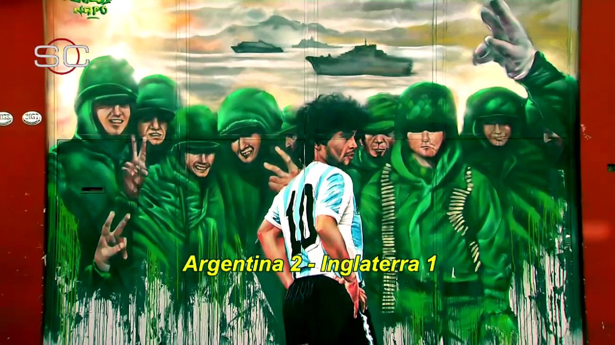 Los veteranos de Malvinas observan el gol de Diego Maradona a los ingleses. Piel de gallina.