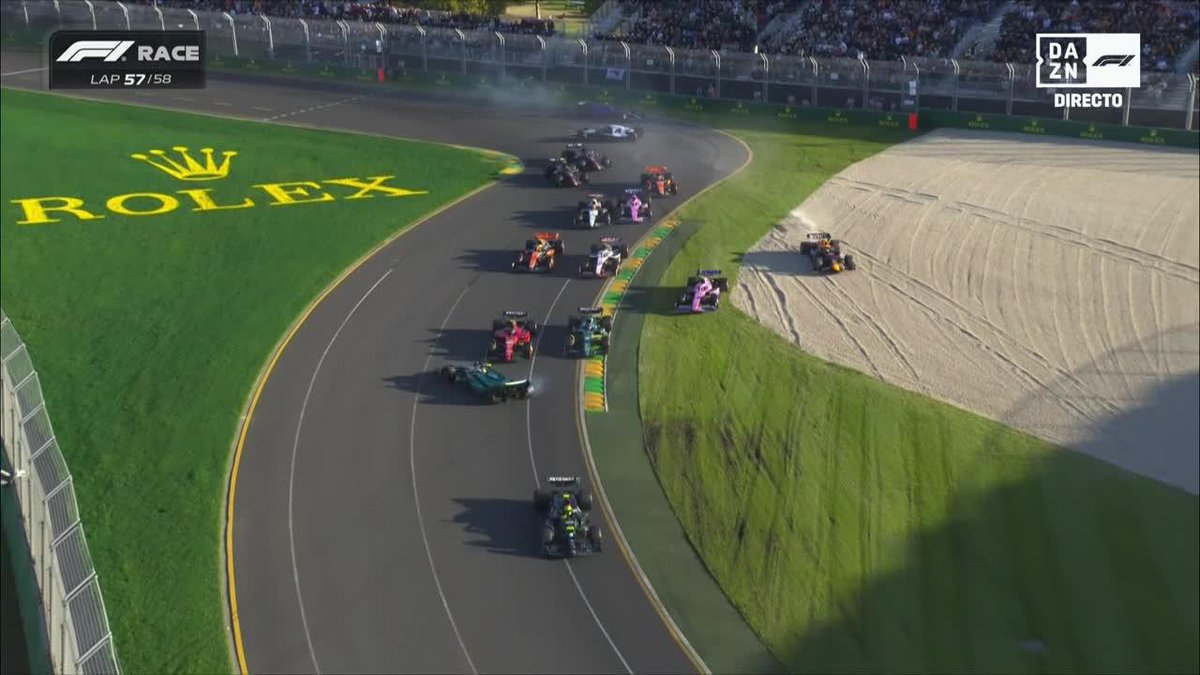 ¡INCREÍBLE! Toque entre Carlos Sainz y Fernando Alonso en la relanzada de la carrera Sigue toda la acción en DAZN #AustraliaDAZNF1 🇦🇺