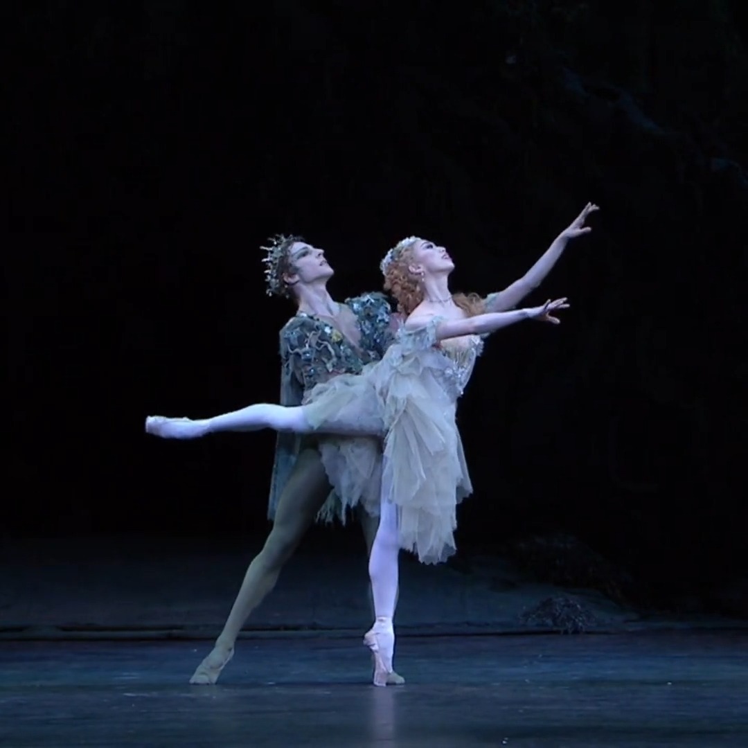 🎭🩰 On this day in 1964, Frederick Ashton’s The Dream premiered at the Royal Opera House! Here’s a snippet Titania (Akane Takada) and Oberon (Steven McRae) dancing a powerful pas de deux. Stream it in full here:
