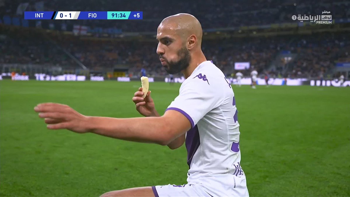 في موقف وجد الإشادة والتقدير .. لاعب فيورنتينا الإيطالي "لوكا رانييري" يسقط مدعيًا الإصابة في المباراة التي جمعت فريقه بنادي (إنتر ميلان ) ويطلب تدخل الطاقم الطبي ؛ لمنح زميله الصائم اللاعب "سفيان أمرابط" فرصة الإفطار عند حلول وقت أذان المغرب يوم أمس. -
