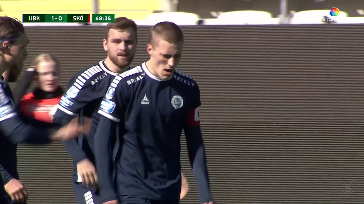 Erik Gunnarsson ger sitt Utsiktens BK ledningen mot Skövde AIK efter att han nådde högst på en hörna. 1-0 till hemmalaget.