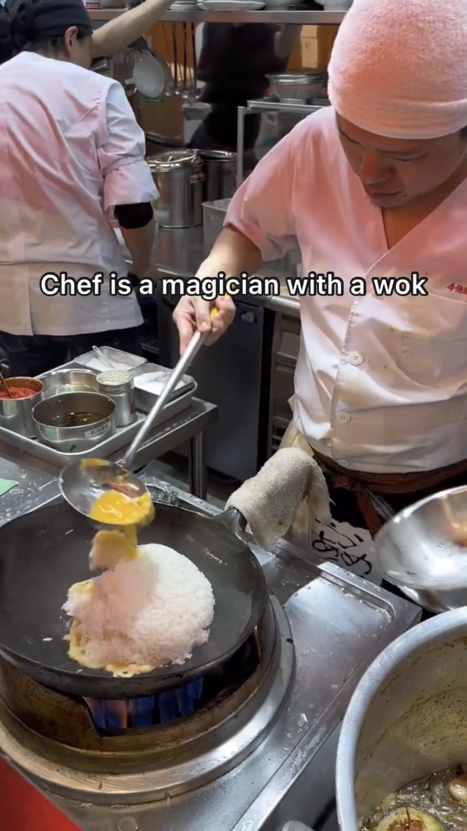 We’re with Niiyama Naoto, who is a magician with a wok. ✨🪄 Not a grain of rice to spare… 👌 #foodporn #food