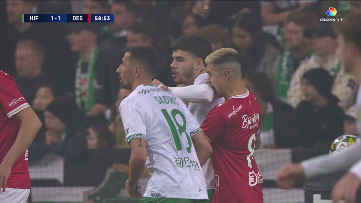 "Vad gör han?! Suárez-varning" Diego Campos ser ut att hugga tänderna i Edvin Kurtulus arm