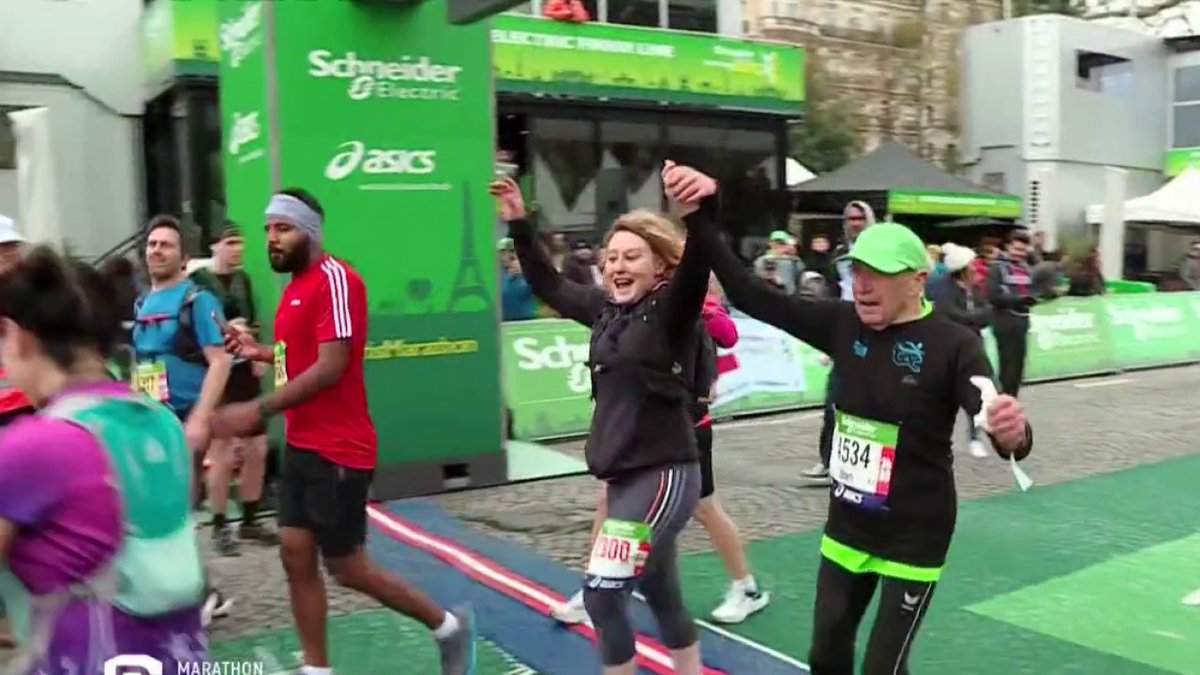 🏃‍♂️ #STADE2 | "On ne s'arrête pas quand on vieillit mais on vieillit si on s'arrête", tels sont les mots de Charly Bancarel, 93 ans et doyen du Schneider Electric Marathon de Paris. Après 7h22 d'effort et un soutien incroyable du public, Charly est venu à bout des 42,195km 👏