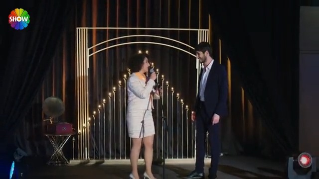 "Deli divane..." 🎶 Füsun ve Feyyaz sahnede! #GüzelGünler Güzel Günler