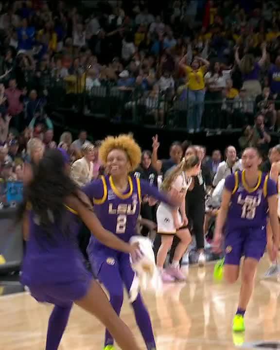 JASMINE CARSON ARE YOU SERIOUS⁉️ BANK SHOT AT THE BUZZER FOR A 21-POINT HALF!