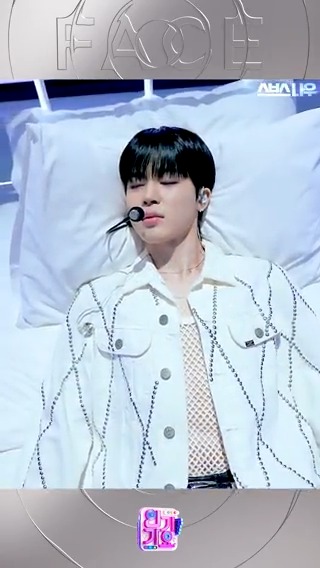 습스 월요일 업무 지민이가 다 찢어놓고 간 인가 붙이기💜 SBS <인기가요> ☞ [일] 오후 3시 40분 #SBS인기가요 #인기가요 #지민 #Jimin #BTS #방탄소년단 #LikeCrazy