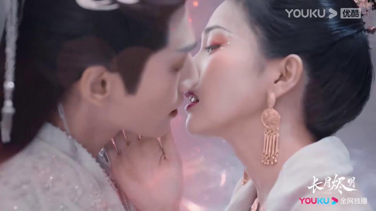 #TillTheEndOfTheMoon Becoming an immortal or a devil is only in a flash of thought. But with love, I'll never betray and leave you regardless of time or even fate. Please stay tuned to YOUKU on April 6! #YOUKU #优酷