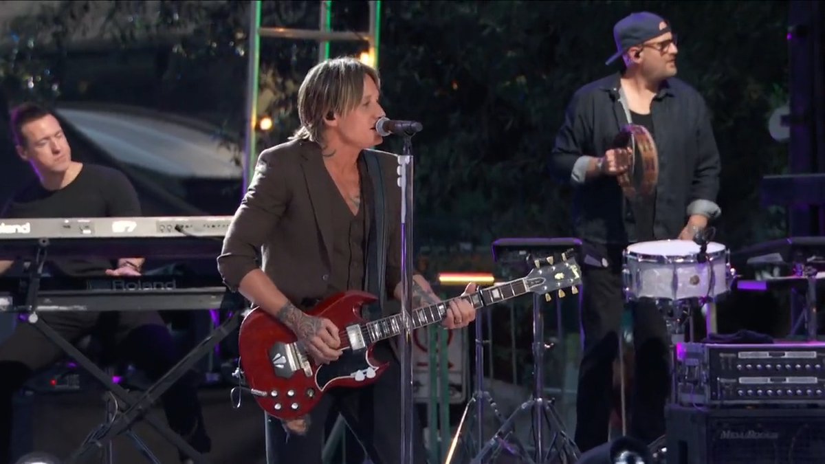 .Keith Urban brought a lot of love to the #CMTAwards stage with his "Brown Eyes Baby" performance 🤎
