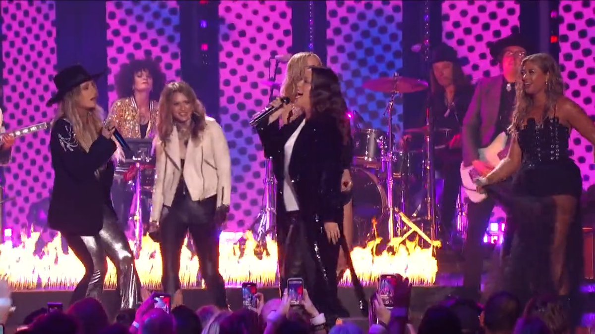 We love seeing these country queens come together for an ICONIC performance of “You Oughta Know” 🙌💗