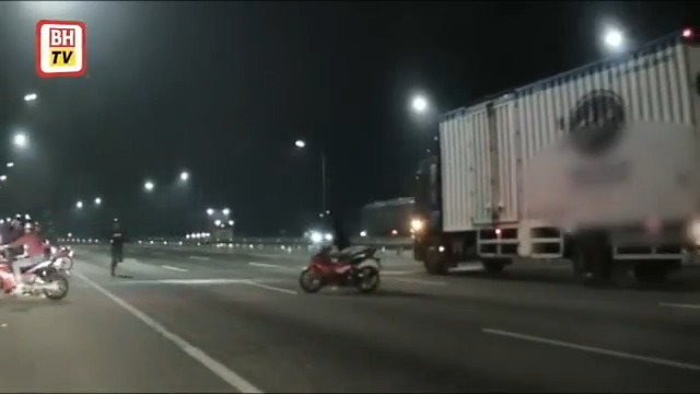 Polis cari penunggang motosikal nyaris digilis treler • #nilai Penunggang motosikal yang terbabit kemalangan di Kilometer (Km) 276.2 Lebuhraya Utara-Selatan (PLUS) arah Selatan, Nilai, belum membuat laporan polis.