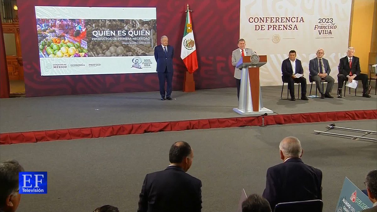 #EnLaMañanera | Andrés Manuel también hizo entrega de reconocimientos a las tiendas que son aliadas de los consumidores por tener la #CanastaBásica más barata en el país, Bodega Aurrera, fue una de ella.