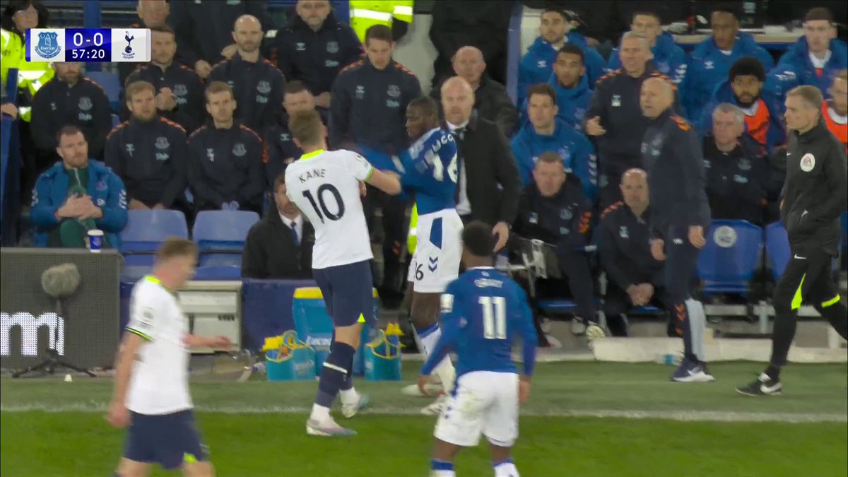 A moment of MADNESS from Abdoulaye Doucouré and Everton are down to ten men! 😲🟥
